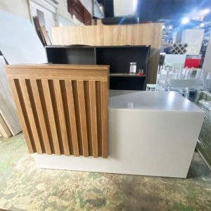 Quầy lễ tân lam gỗ cũ