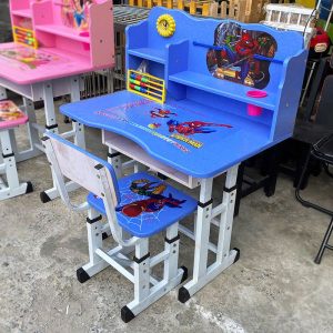 Bàn học người nhện cũ