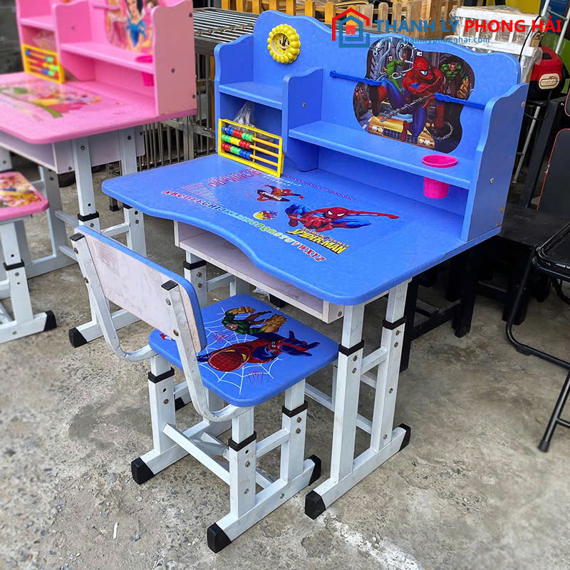 Bàn học người nhện cũ