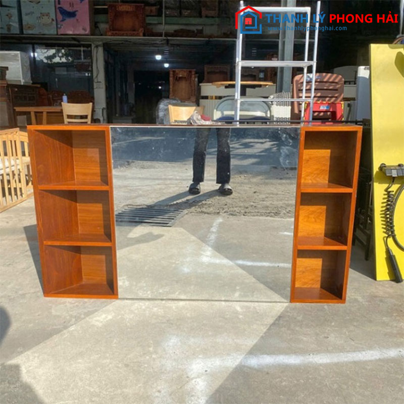Giường gỗ treo tường cũ