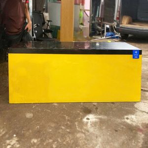 Quầy lễ tân cũ mặt đen thân vàng