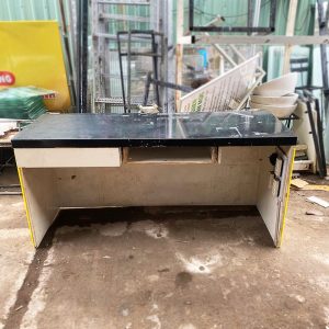 Quầy Lễ Tân Mặt Đen Thân Vàng 1m6 Cũ