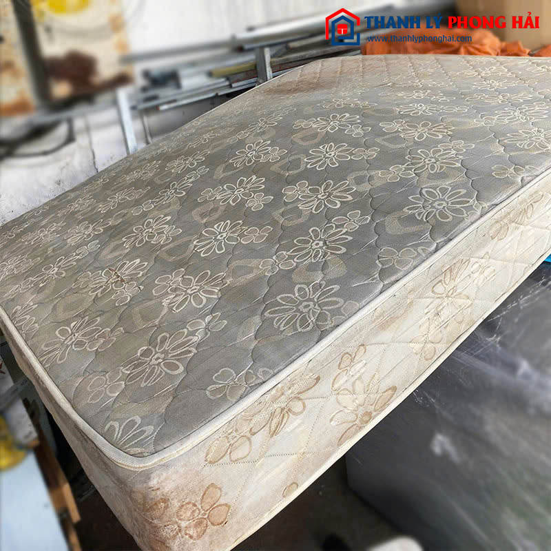 Nệm Lò Xo Hoa Văn Cũ 1m8