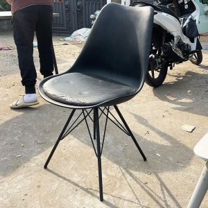 Ghế Eames Đen Khung Sắt Cũ