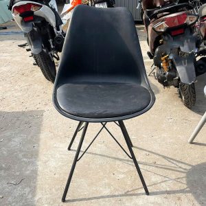 Ghế Eames Đen Khung Sắt Cũ