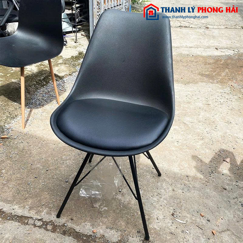 Ghế Eames Đen Khung Sắt Cũ 2