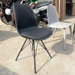 Ghế Eames Đen Khung Sắt Cũ