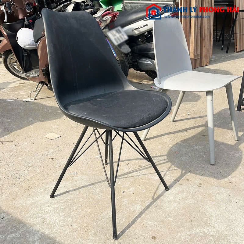Ghế Eames Đen Khung Sắt Cũ