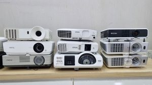 Cửa hàng bán máy chiếu cũ