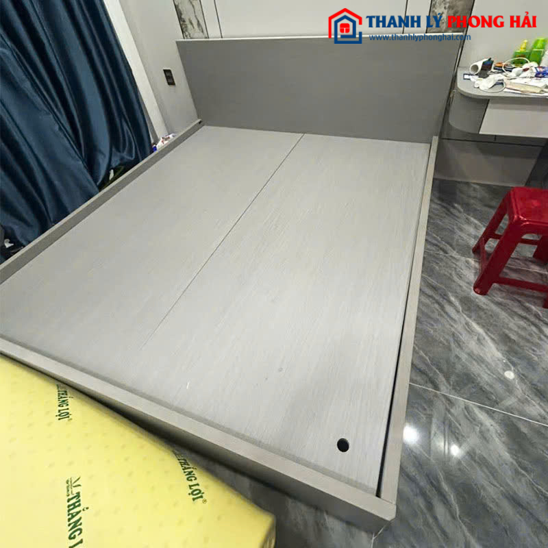 Giường Bệt Gỗ Cũ Màu Xám 1m8