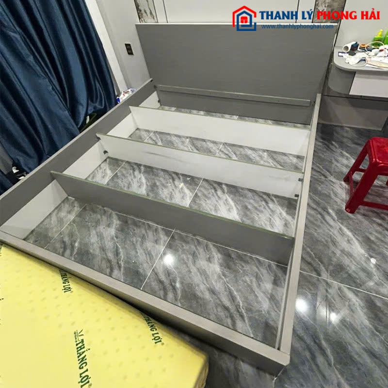 Giường Bệt Gỗ Cũ Màu Xám 1m8