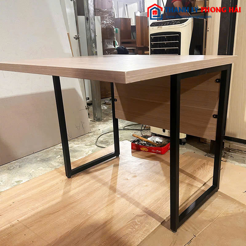 Bàn Làm Việc Gỗ Công Nghiệp Có Bửng Chân Sắt 80cm