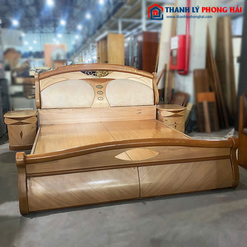 Giường Ngủ Gỗ Cũ 1m8 Độc Đáo