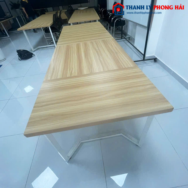 Bàn Họp Mặt Gỗ Vân Màu Sáng Chân Sắt Cũ
