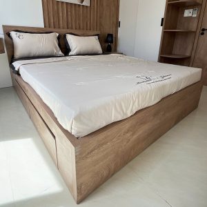 Giường Gỗ Công Nghiệp Kiểu Bệt Màu Sồi Mới 99%