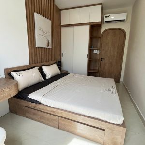 Giường Gỗ Công Nghiệp Kiểu Bệt Màu Sồi Mới 99%