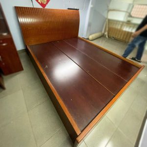 Giường Ngủ Gỗ Màu Nâu Cánh Gián Cũ