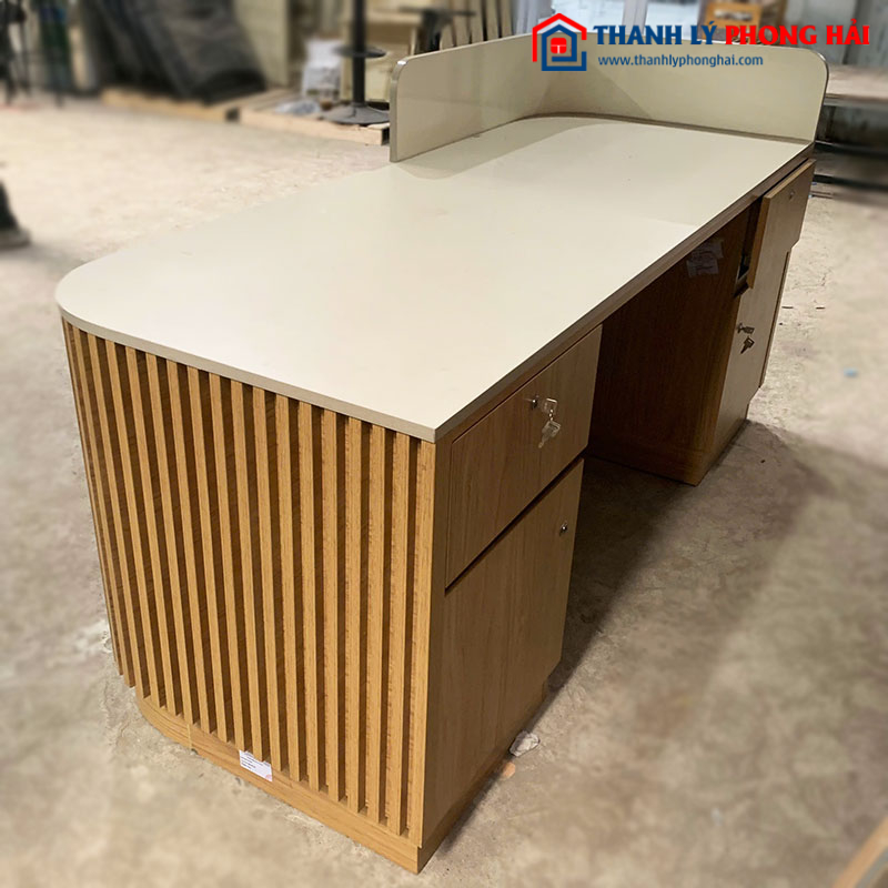Quầy Lễ Tân 1m8 Gỗ Công Nghiệp Nan Dọc Bo Cong Cũ