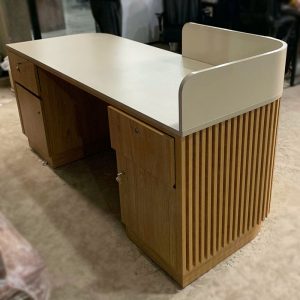 Quầy Lễ Tân 1m8 Gỗ Công Nghiệp Nan Dọc Bo Cong Cũ