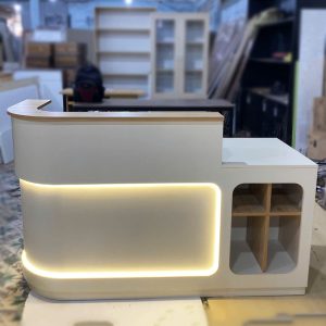 Quầy Lễ Tân Gỗ Công Nghiệp Bo Cong Có LED Kèm Kệ Mới 99%