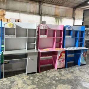 Bàn Học Cho Bé Kèm Kệ Sách Nhiều Ngăn Mới 99% (Nhiều Màu)