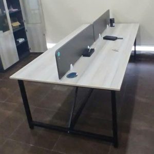 Bàn Làm Việc Có Vách Ngăn Cũ