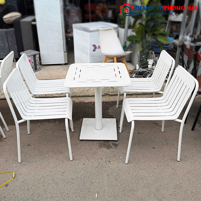 Bàn Ghế Sân Vườn Khung Sắt Màu Trắng Mới 99%