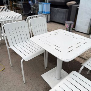 Bàn Ghế Sân Vườn Khung Sắt Màu Trắng Mới 99%