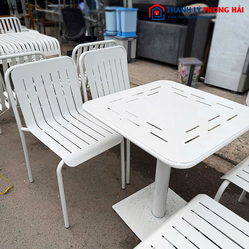 Bàn Ghế Sân Vườn Khung Sắt Màu Trắng Mới 99%