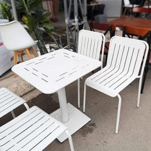 Bàn Ghế Sân Vườn Khung Sắt Màu Trắng Mới 99%