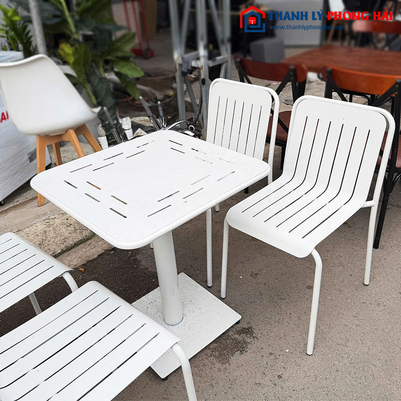 Bàn Ghế Sân Vườn Khung Sắt Màu Trắng Mới 99%
