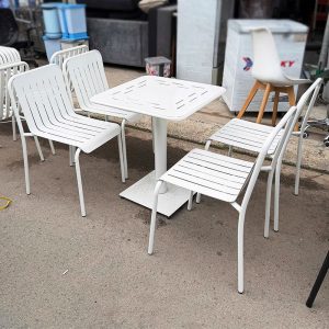 Bàn Ghế Sân Vườn Khung Sắt Màu Trắng Mới 99%