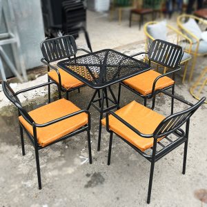 Bàn Ghế Sắt Kèm Đệm Lót Da Mới 99%