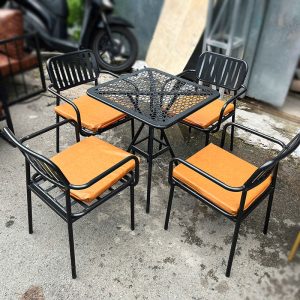 Bàn Ghế Sắt Kèm Đệm Lót Da Mới 99%