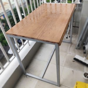 Bàn Gỗ Chân Sắt Mặt Gỗ Cũ
