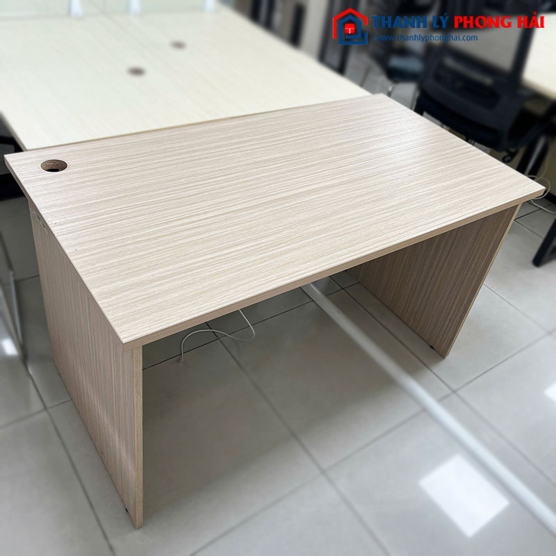 Bàn Làm Việc Gỗ Có Lỗ Luồn Dây Điện Cũ