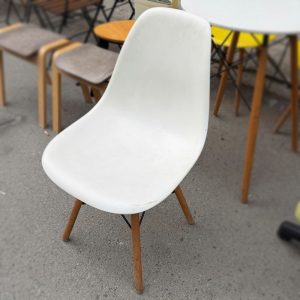 Bộ Bàn Ghế Cafe Eames Nhựa Chân Gỗ Cũ