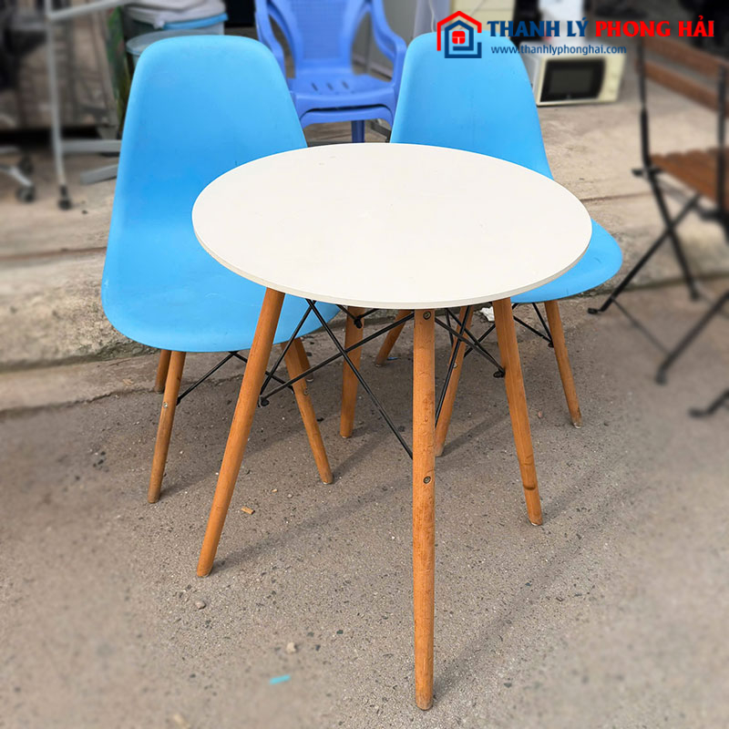 Bộ Bàn Ghế Cafe Eames Nhựa Chân Gỗ Cũ