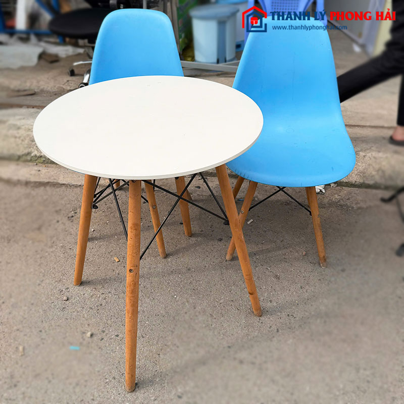 Bộ Bàn Ghế Cafe Eames Nhựa Chân Gỗ Cũ