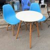 Bộ Bàn Ghế Cafe Eames Nhựa Chân Gỗ Cũ