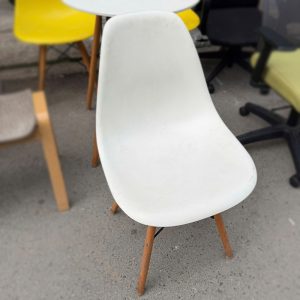 Bộ Bàn Ghế Cafe Eames Nhựa Chân Gỗ Cũ