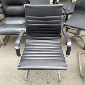 Ghế Bọc Da Chân Quỳ Lưng Thấp Da Cũ
