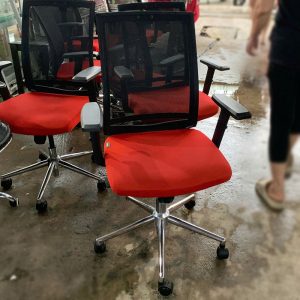 Ghế Xoay Đệm Đỏ Lưng Lưới Chân Xoay Cũ